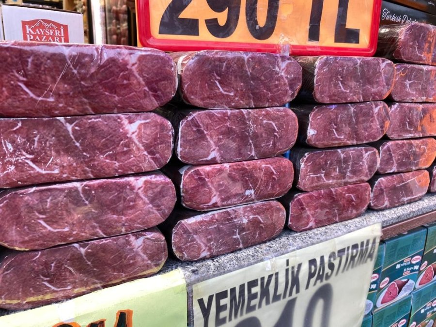 pastirmaci esnafi dilimi 5 tl olan pastirmayi maket ile koruyor
